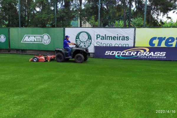 Gramado sintético já teve toda a sua instalação concluída e deve receber certificado da Fifa em breve (Divulgação)