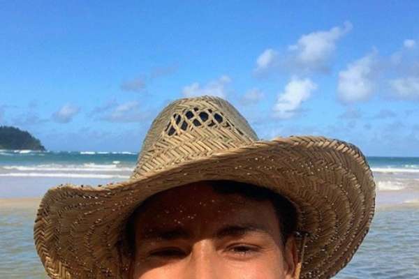 O ator aproveita a praia e o mar em selfie feita antes do distanciamento social que o isolou em sua casa, no Rio