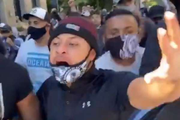 Os torcedores usaram máscaras na manifestação em defesa da democracia (Reprodução/Twitter)