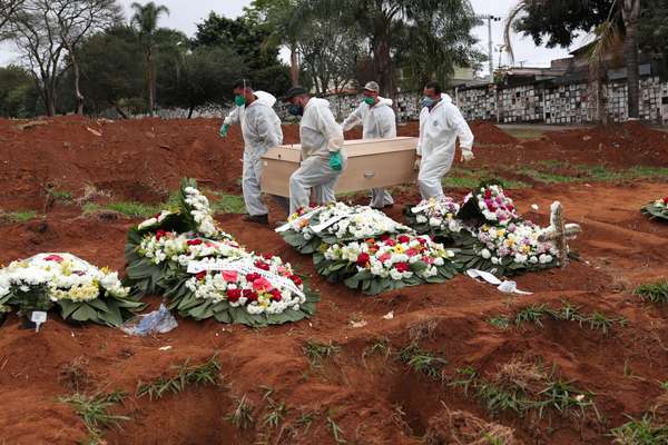 Coveiros com traje de proteção carregam caixão de mulher que morreu infectada pelo novo coronavírus, no cemitério de Vila Formosa, em São Paulo
26/06/2020
REUTERS/Amanda Perobelli