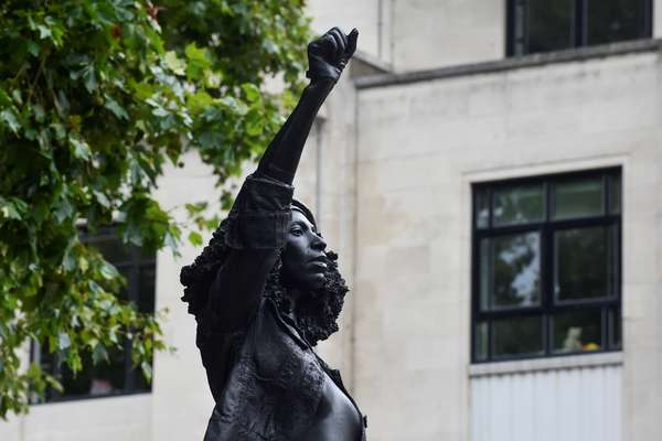 Estátua de escravagista é substituída por uma de manifestante ...