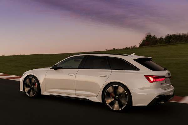 Christian Castanho / Audi / Disclosure 21-inch wheels and tires that are almost the width of a ruler: 275 mm.