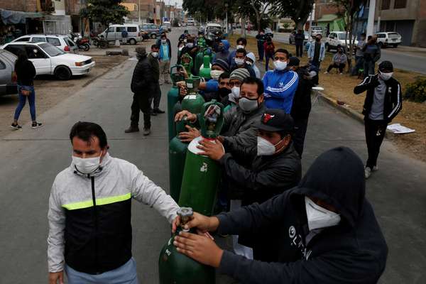 Pessoas fazem fila para recarregar cilindros de oxigênio em Lima, no Peru
25/06/2020
REUTERS/Sebastian Castaneda