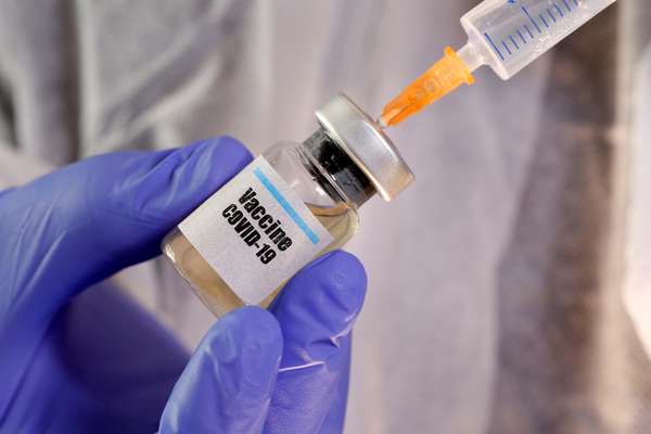 Mulher segura frasco rotulado como de vacina contra Covid-19 em foto de ilustração
10/04/2020 REUTERS/Dado Ruvic/Illustration