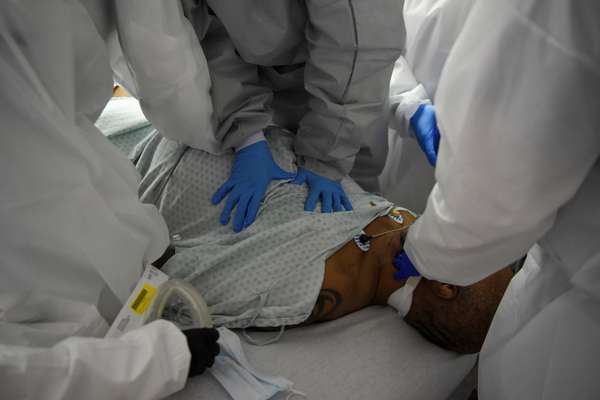 Médico faz reanimação cardiorrespiratória em paciente infectado com o novo coronavírus no Memorial Medical Center, em Houston, Texas
17/07/2020
REUTERS/Callaghan O'Hare