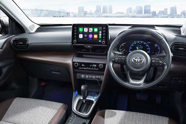 Interior do Yaris Cross: simples, porém funcional, com um grande display central tátil.