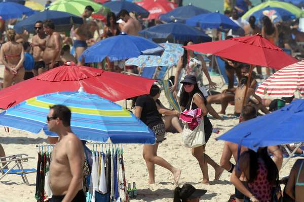 Movimentação intensa de banhistas na praia da Barra da Tijuca, na zona oeste do Rio de Janeiro
