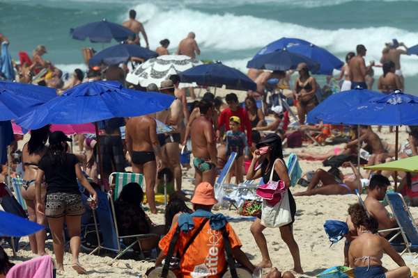 Movimentação intensa de banhistas na praia da Barra da Tijuca, na zona oeste do Rio de Janeiro