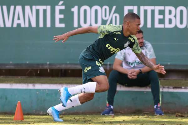 Lucas Esteves enaltece lado motivador de Abel Ferreira: 