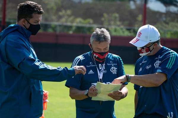 Para esta terça, Dome terá três baixas importantes para escalar o sistema ofensivo (Foto: Alexandre Vidal / CRF)