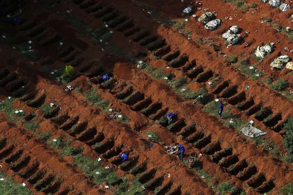 Coveiros trabalham no cemitério Vila Formosa, em São Paulo
02/04/2020
REUTERS/Amanda Perobelli
