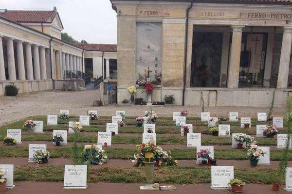 "Na falta de explicações (para o que acontece após a morte), o homem foi construindo significados. E esses significados, ao longo da história, foram pautando comportamentos"; acima, cemitério na Itália