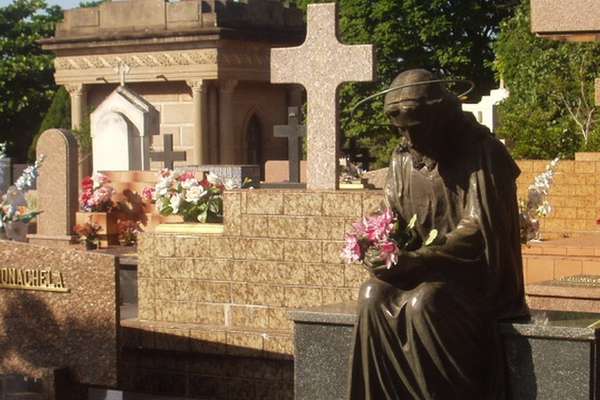 Celebração dos mortos foi incorporada pela Igreja Católica após ter nascido como celebração pagã; acima, cemitério no interior de SP
