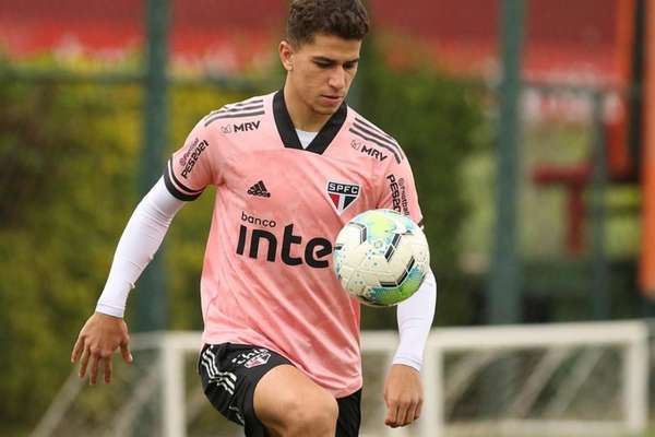 Vitor Bueno é um nome importante dentro do elenco do São Paulo (Foto: Rubens Chiri/saopaulofc.net)