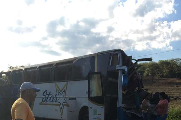 Acidente ocorreu por volta das 7h; ônibus levava mais de 50 funcionários de empresa têxtil