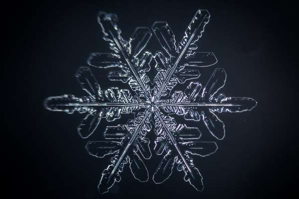 Um floco de neve é uma amostra de como a matéria é organizada em um cristal