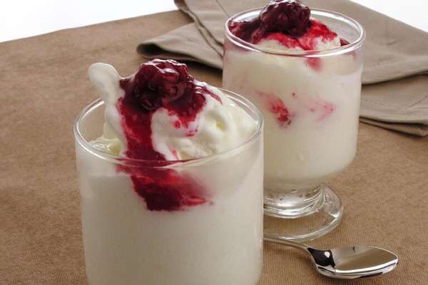 Guia da Cozinha - Frozen de iogurte com calda de frutas fácil e refrescante