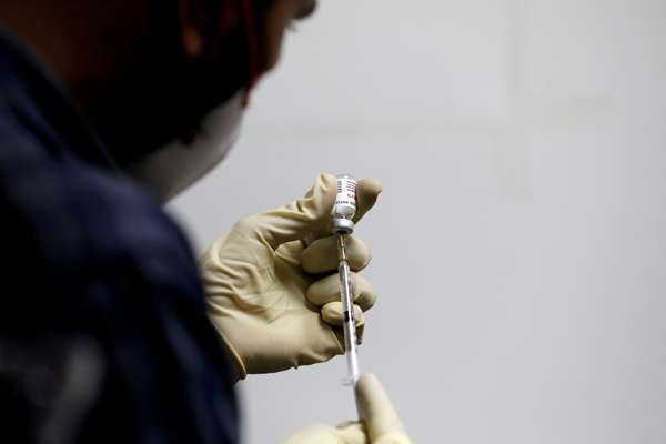 Médico com dose da Covaxin em Ahmedabad, na Índia
26/11/2020
REUTERS/Amit Dave