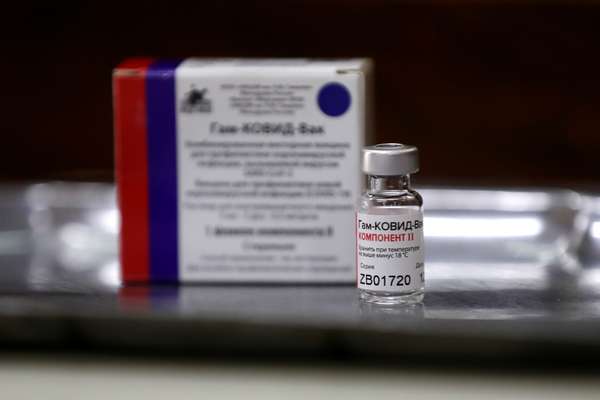 Sputnik V, a primeira vacina russa aprovada, utilizada em alguns países 
REUTERS/Agustin Marcarian