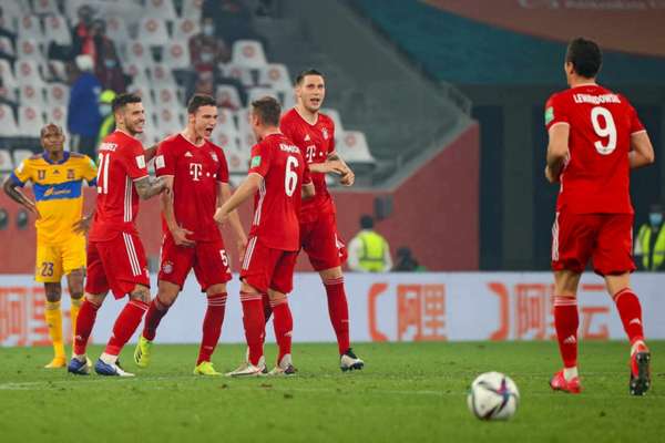 Gol de Pavard teve revisão do VAR, que não observou toque de mão de Lewandowski (Foto: KARIM JAAFAR / AFP)