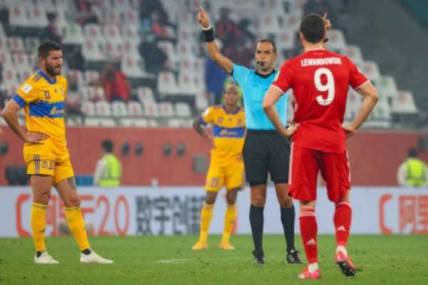 Momento que o árbitro Esteban Ostojich confirmou o gol do Bayern (Foto: KARIM JAAFAR / AFP)