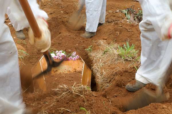 Cemitério  Vila Formosa, em São Paulo
17/3/2021 REUTERS/Carla Carniel