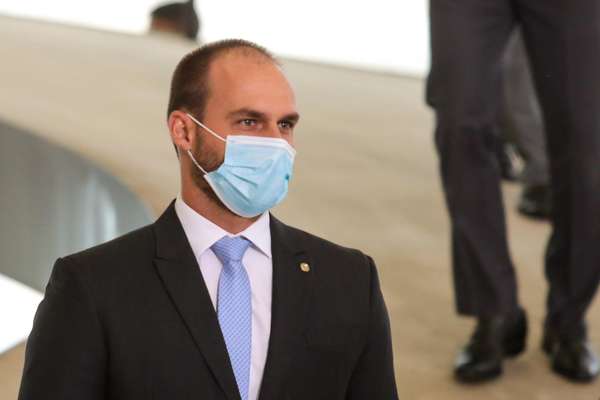 Guardas Civis Questionam Eduardo Bolsonaro Apos Postagem