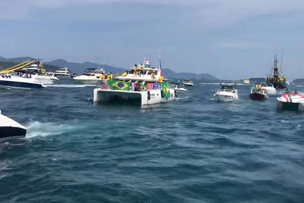 Políticos e apoiadores do presidente Jair Bolsonaro fizeram na tarde deste domingo, 3, uma 'barqueata' no mar de Angra dos Reis.