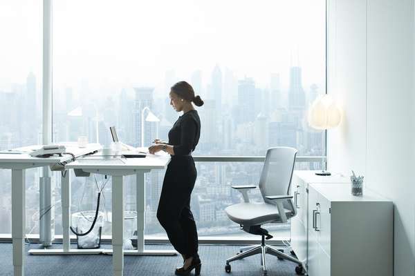 Por que ficar em p&eacute; pode ser bom para seu corpo, seu metabolismo e seu humor