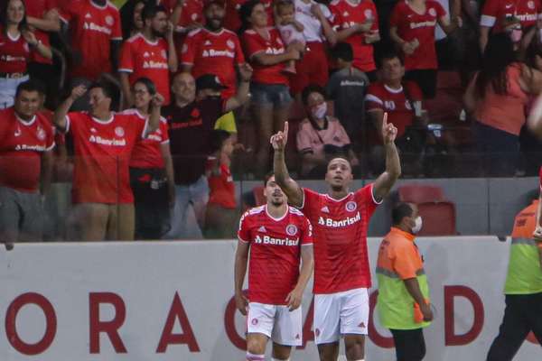 Em Gre-Nal cercado de press&Atilde;&pound;o, Inter domina e vence Gr&Atilde;&ordf;mio