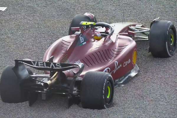 Sainz escapa, roda sozinho, fica na brita e abandona GP da Austrália