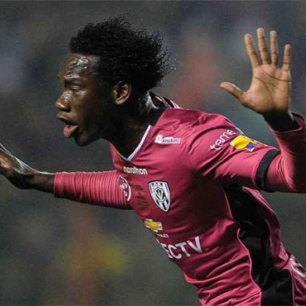 São boas as chances de o zagueiro equatoriano Luis Caicedo vestir a camisa do Cruzeiro em 2017