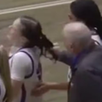 Jovem americana processa técnico que puxou seu cabelo após derrota em partida