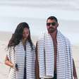 Assumidos? Cauã Reymond é flagrado aos beijos com modelo