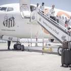 Com festa, Santos embarca para o Rio em avião personalizado