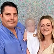 Exame de DNA revela que outro homem é pai da filha, e casal processa clínica