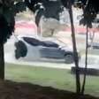 Motorista capota caminhonete ao tentar fugir por pista de skate