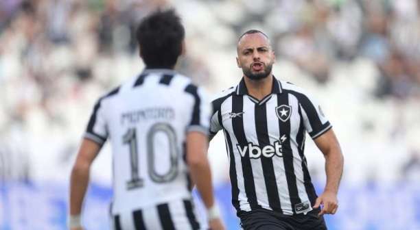 Com hat-trick de Arthur Cabral, Botafogo vence Corinthians no Nilton Santos