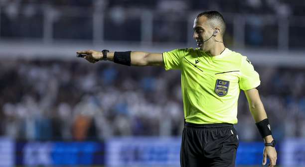 Árbitro de Flamengo x Palmeiras ficou marcado por lances polêmicos em jogo dos paulistas