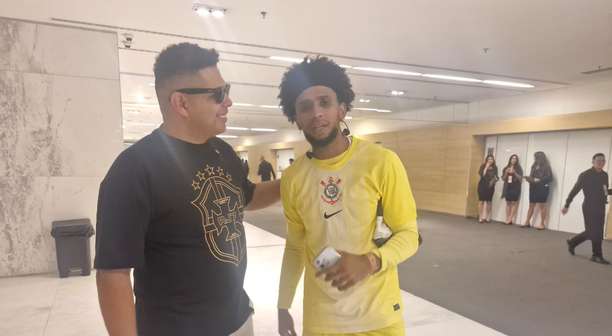Sósia de Hugo Souza trabalha como entregador e teve ideia de personagem após parada em posto de gasolina
