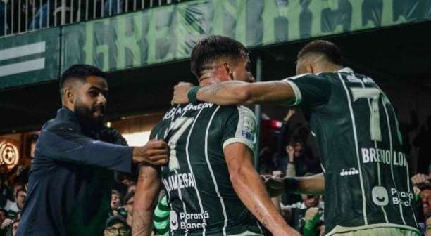 Coritiba busca virada, encosta no G4 e amplia jejum do Bahia pelo Brasileirão