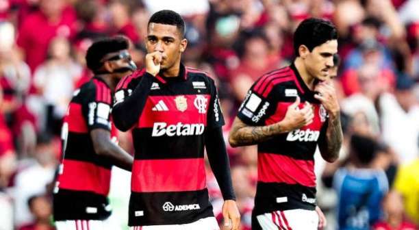 Com Samuel Lino em tarde de gala, Flamengo atropela o Coritiba