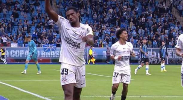 André brilha e Corinthians vence Grêmio de virada em Porto Alegre