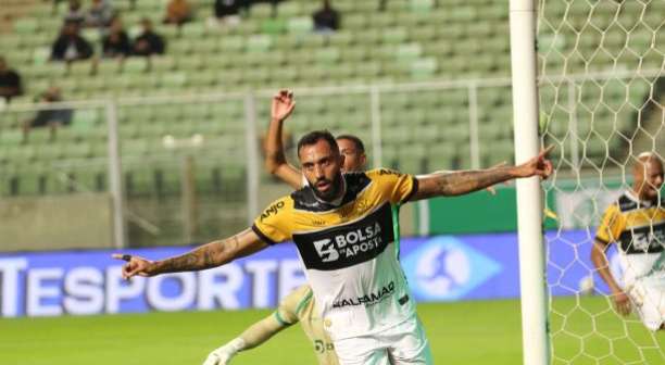 Zagueiro faz golaço de letra e dá vitória ao Criciúma, que cola no G2 da Série B