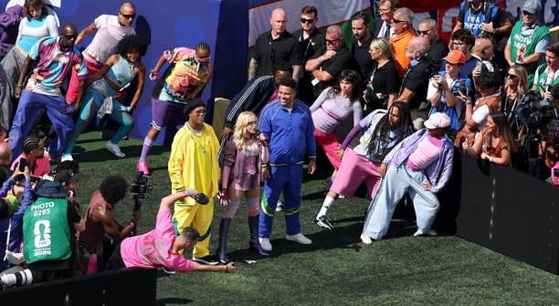 Show do intervalo na final da Copa tem Shakira, Justin Bieber e Madonna em campo com Ronaldo e Ronaldinho