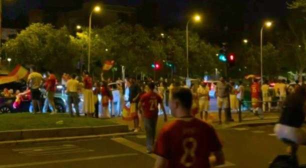 Festa pelo título da Espanha acaba em tragédia após desabamento de fonte