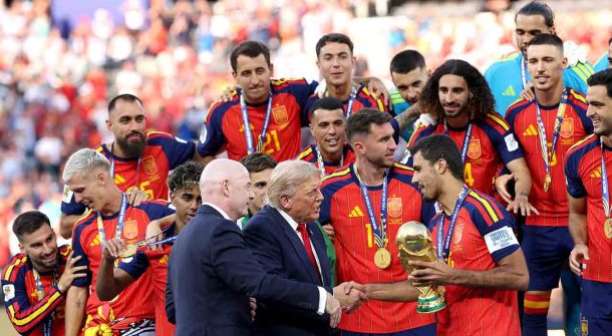 Trump e Infantino são vaiados antes da entrega da taça da Copa do Mundo