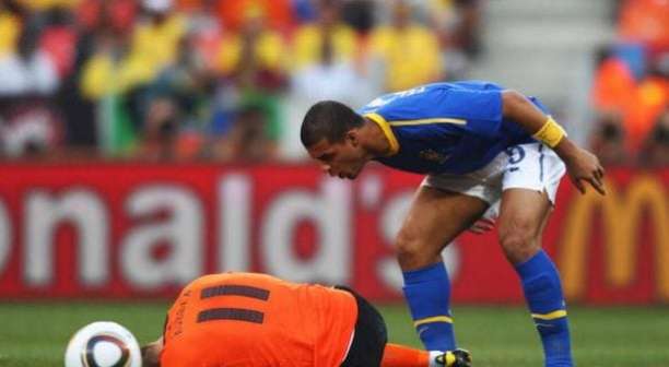 Camisa de Felipe Melo na Copa de 2010 vira item de colecionador por quase R$ 14 mil