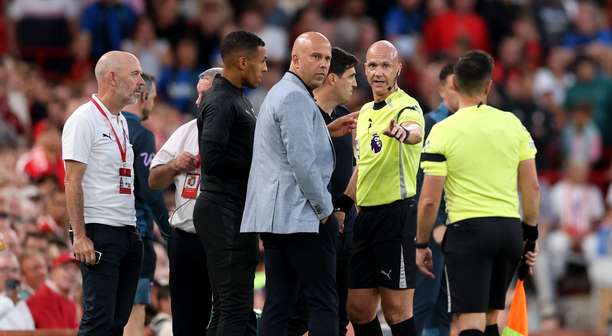 Árbitro da Premier League se aposenta após apitar na Copa do Mundo