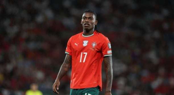 Rafael Leão recebe críticas por postagem misógina em conta secundária no Instagram